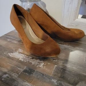 Light brown wedge